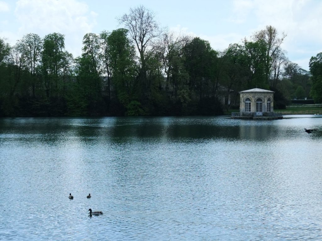 フォンテーヌブロー宮殿のそばにある鯉の池と東屋