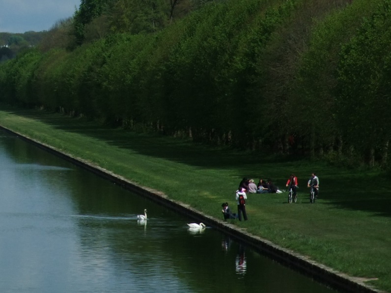 フォンテーヌブロー宮殿の運河沿い