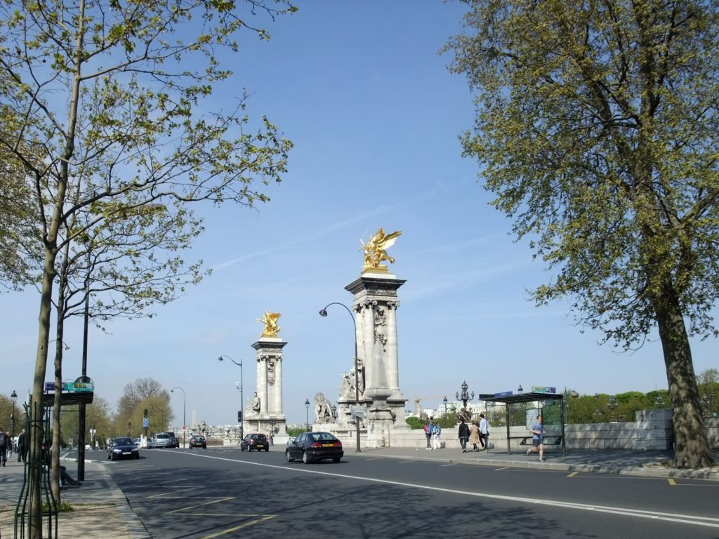 パリ　オルセー通りからアレクサンドル3世橋方向を見る